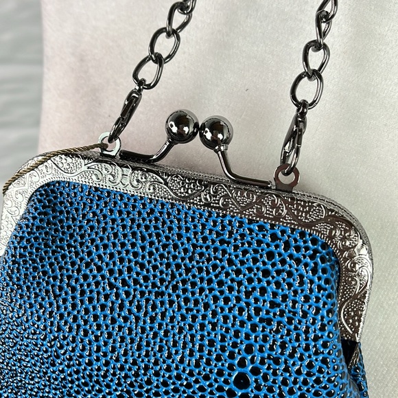 TRESKA KISS LOCK CROSSBODY TEXTURED BAG CHAIN BLUE BLACK - Picture 4 of 14